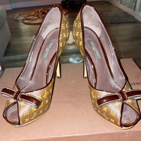 Like new. No scuff. No rips. No stains. - Picture 2 of 6